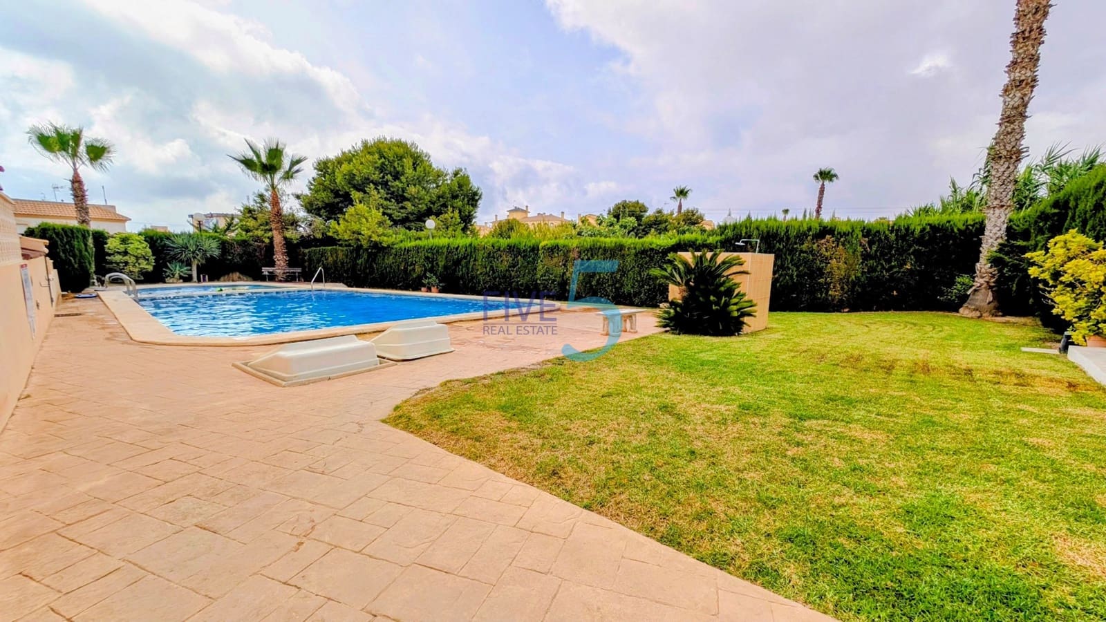 Casa de 2 habitaciones en La Zenia en venta con piscina garaje - 205.000 € (Ref: 10048387)