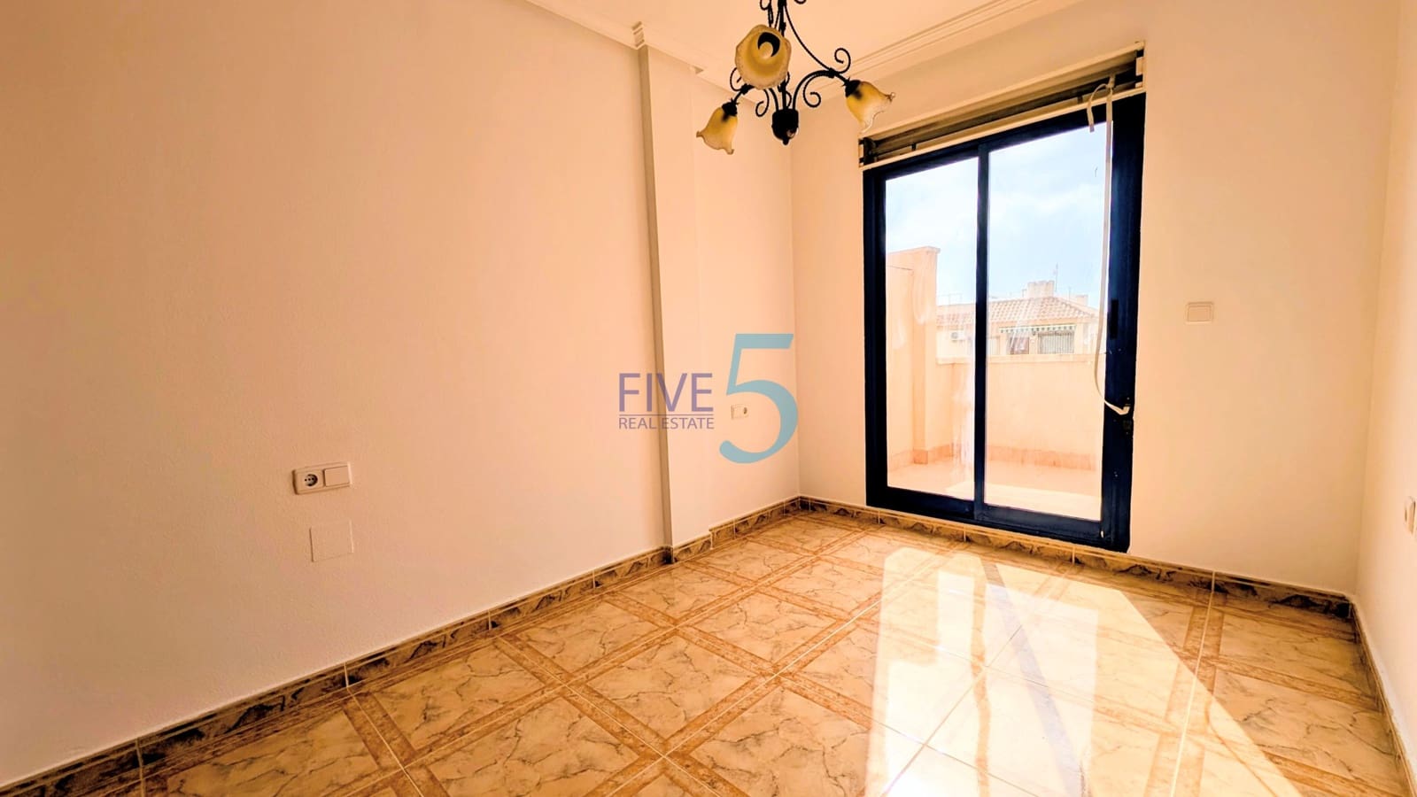 Casa de 2 habitaciones en La Zenia en venta con piscina garaje - 205.000 € (Ref: 10048387)