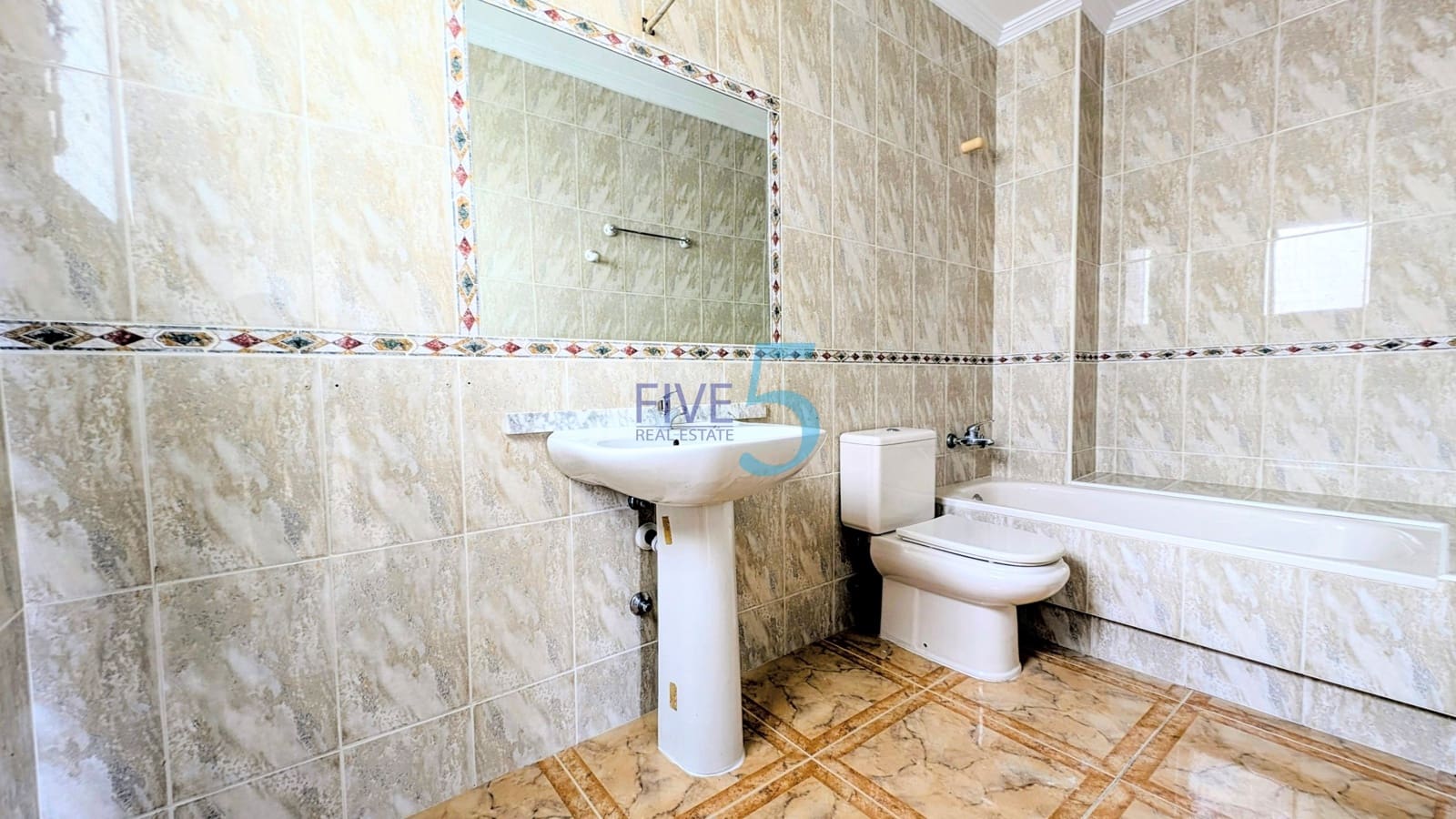 Casa de 2 habitaciones en La Zenia en venta con piscina garaje - 205.000 € (Ref: 10048387)