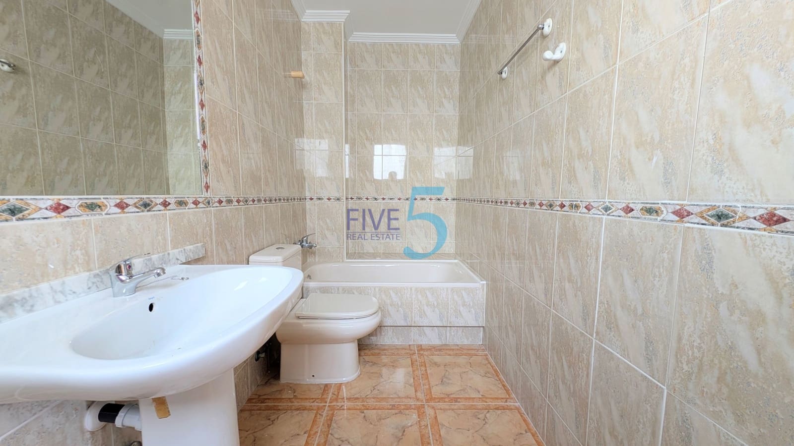Casa de 2 habitaciones en La Zenia en venta con piscina garaje - 205.000 € (Ref: 10048387)