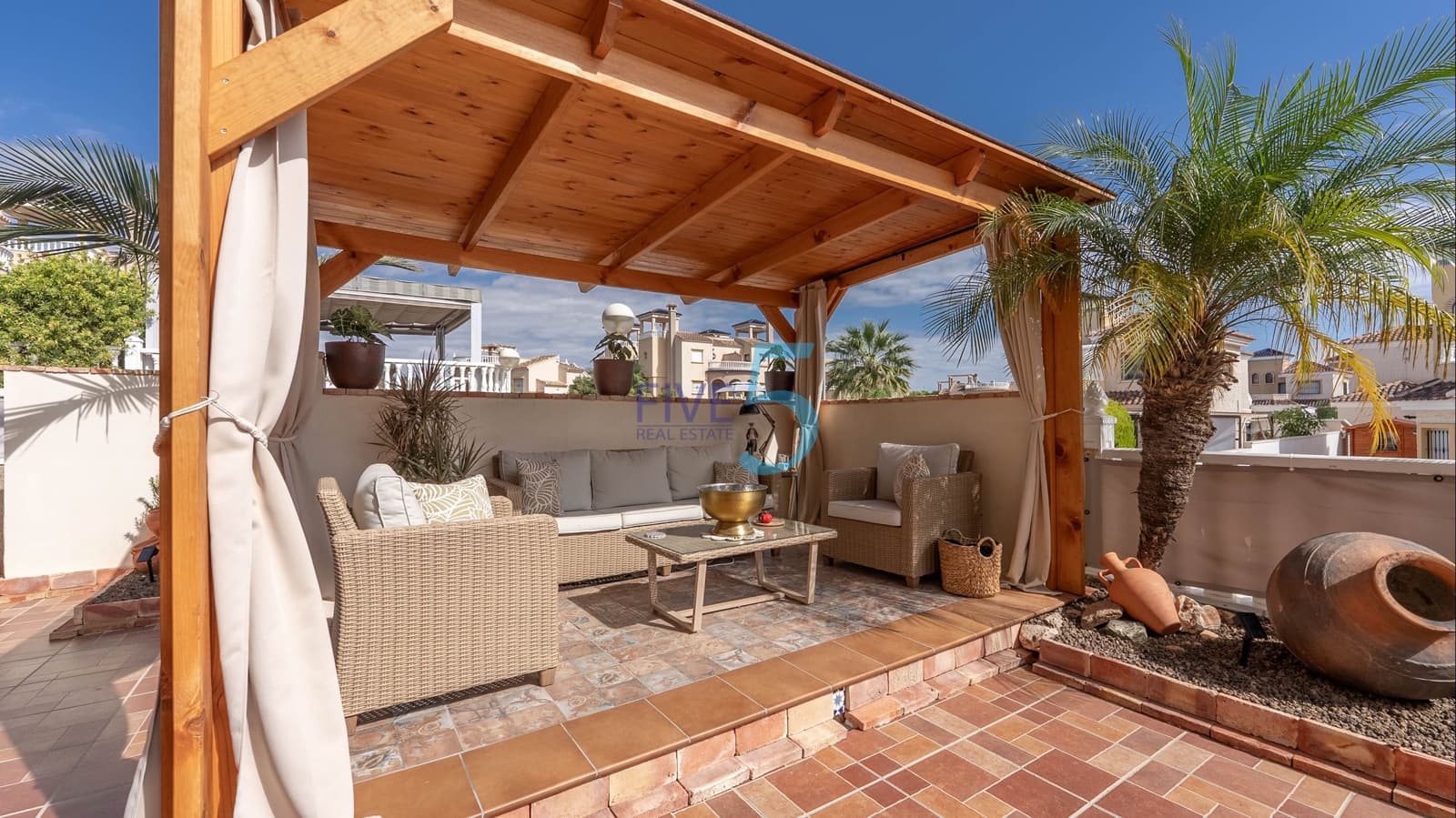 Chalet de 3 habitaciones en El Raso en venta con piscina garaje - 325.000 € (Ref: 10060941)