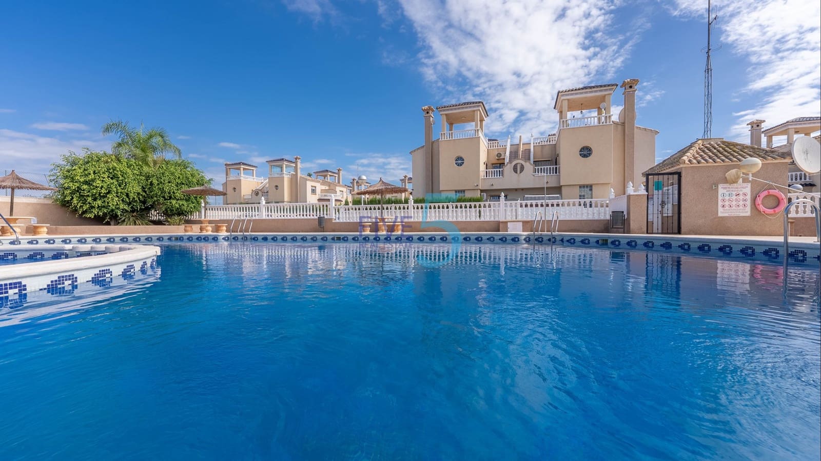 Chalet de 3 habitaciones en El Raso en venta con piscina garaje - 325.000 € (Ref: 10060941)