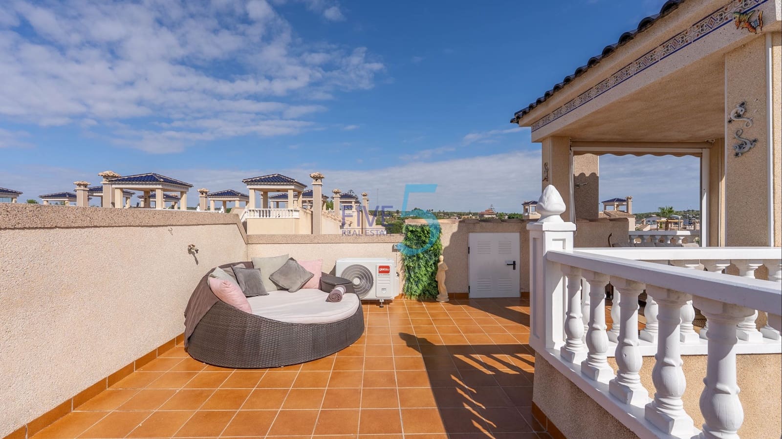 Chalet de 3 habitaciones en El Raso en venta con piscina garaje - 325.000 € (Ref: 10060941)
