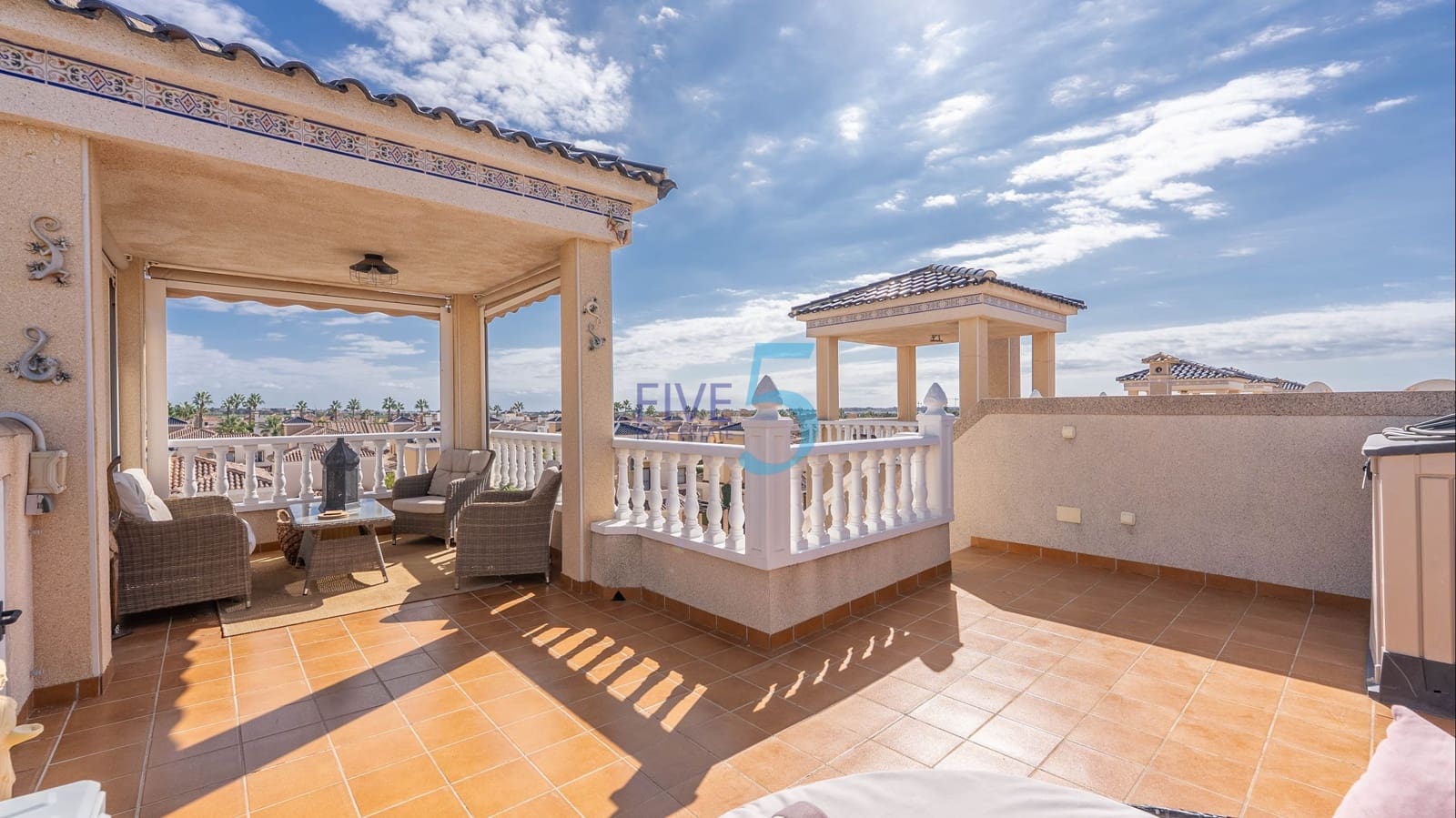 Chalet de 3 habitaciones en El Raso en venta con piscina garaje - 325.000 € (Ref: 10060941)