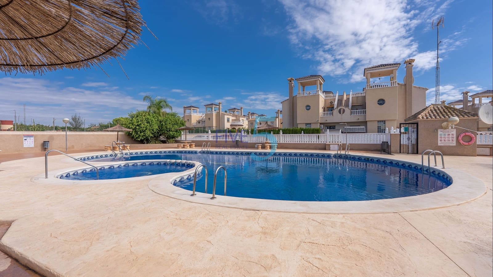 Chalet de 3 habitaciones en El Raso en venta con piscina garaje - 325.000 € (Ref: 10060941)