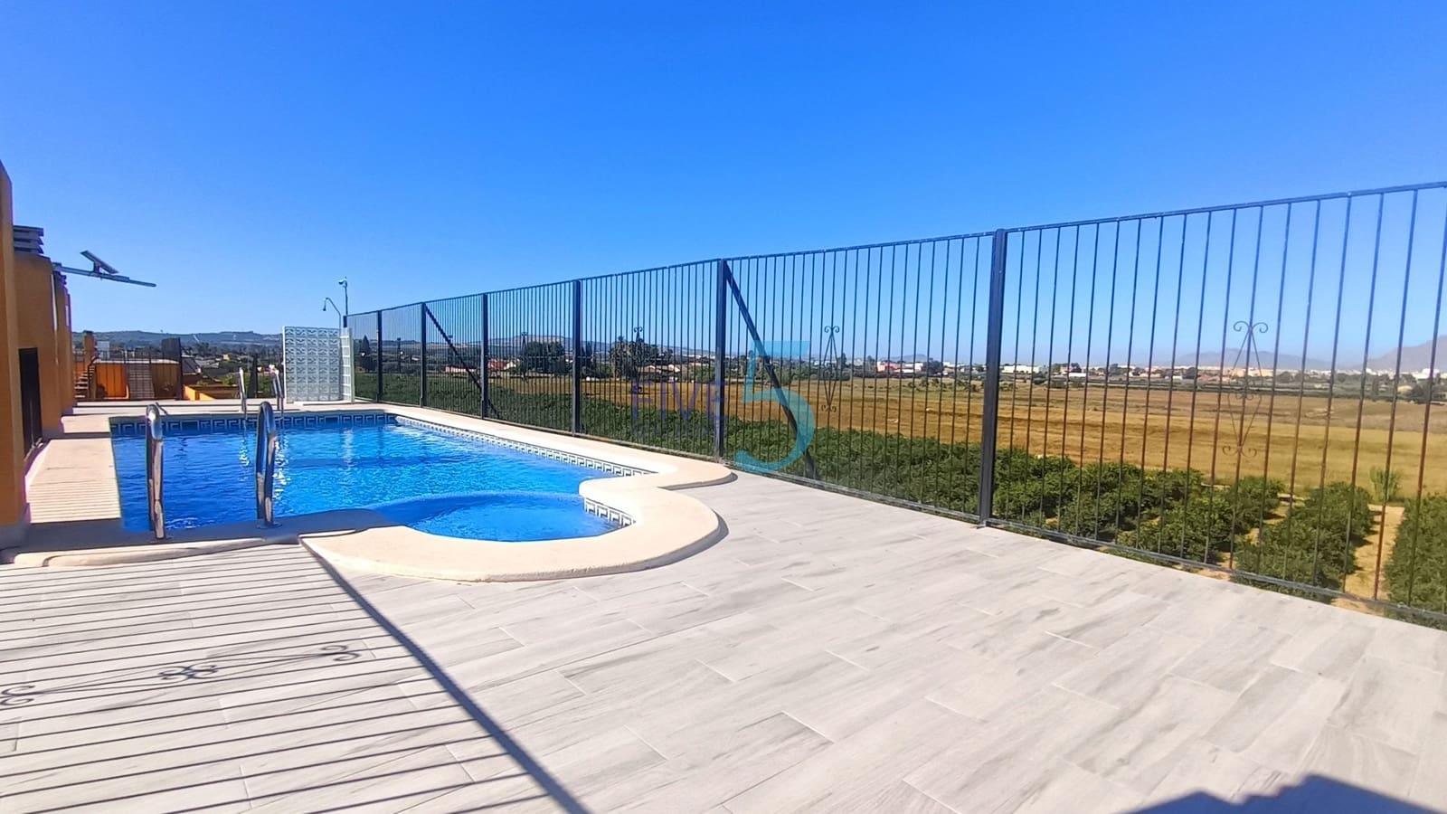 Apartamento de 2 habitaciones en Daya Nueva en venta con piscina - 125.000 € (Ref: 10077141)