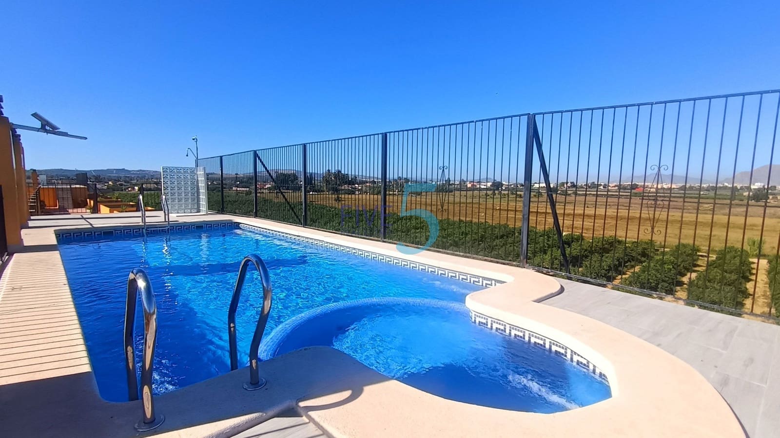 Apartamento de 2 habitaciones en Daya Nueva en venta con piscina - 125.000 € (Ref: 10077141)