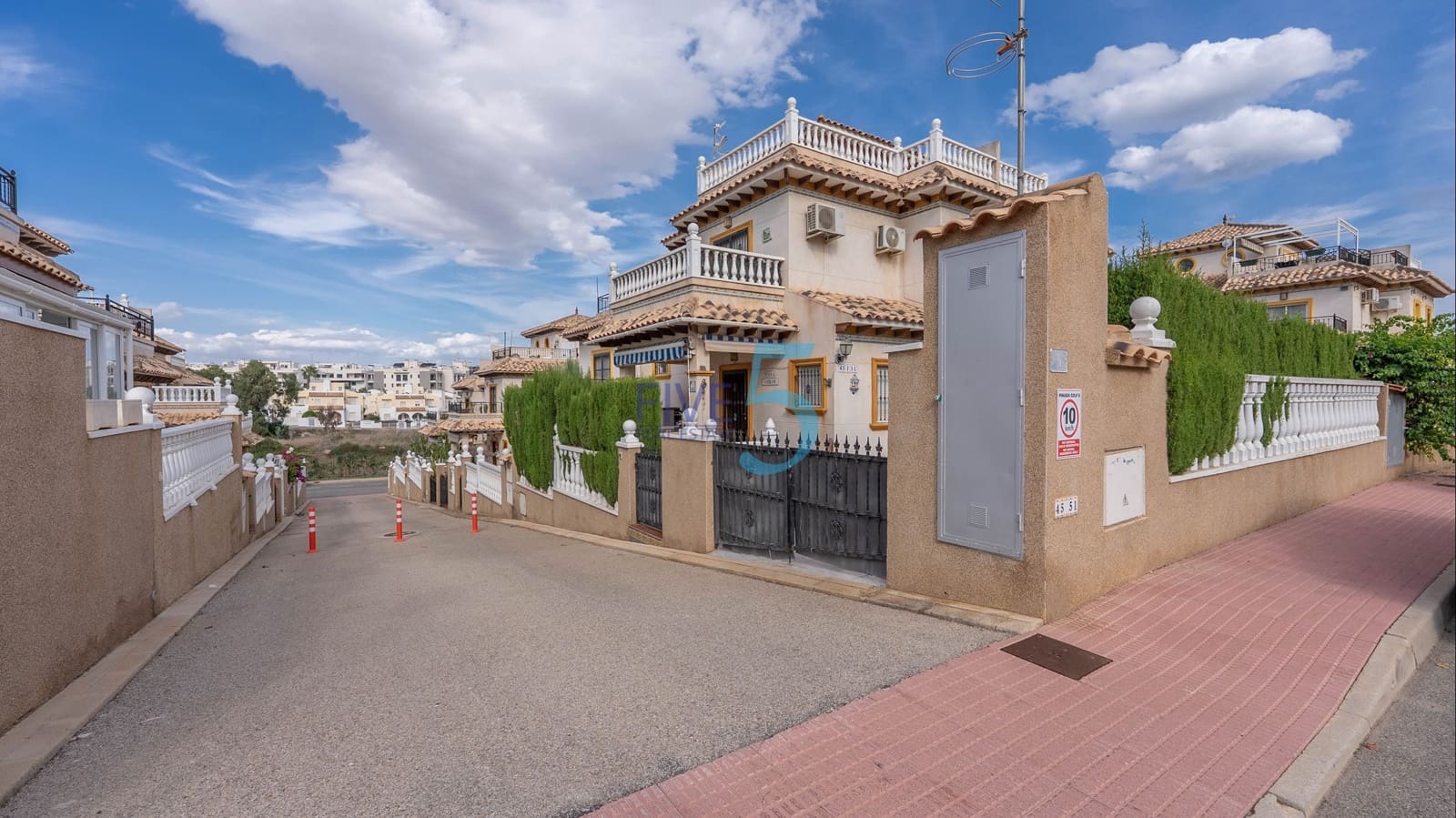 3 bedroom Townhouse for sale in Villamartin with pool garage - € 224,999 (Ref: 10079982)