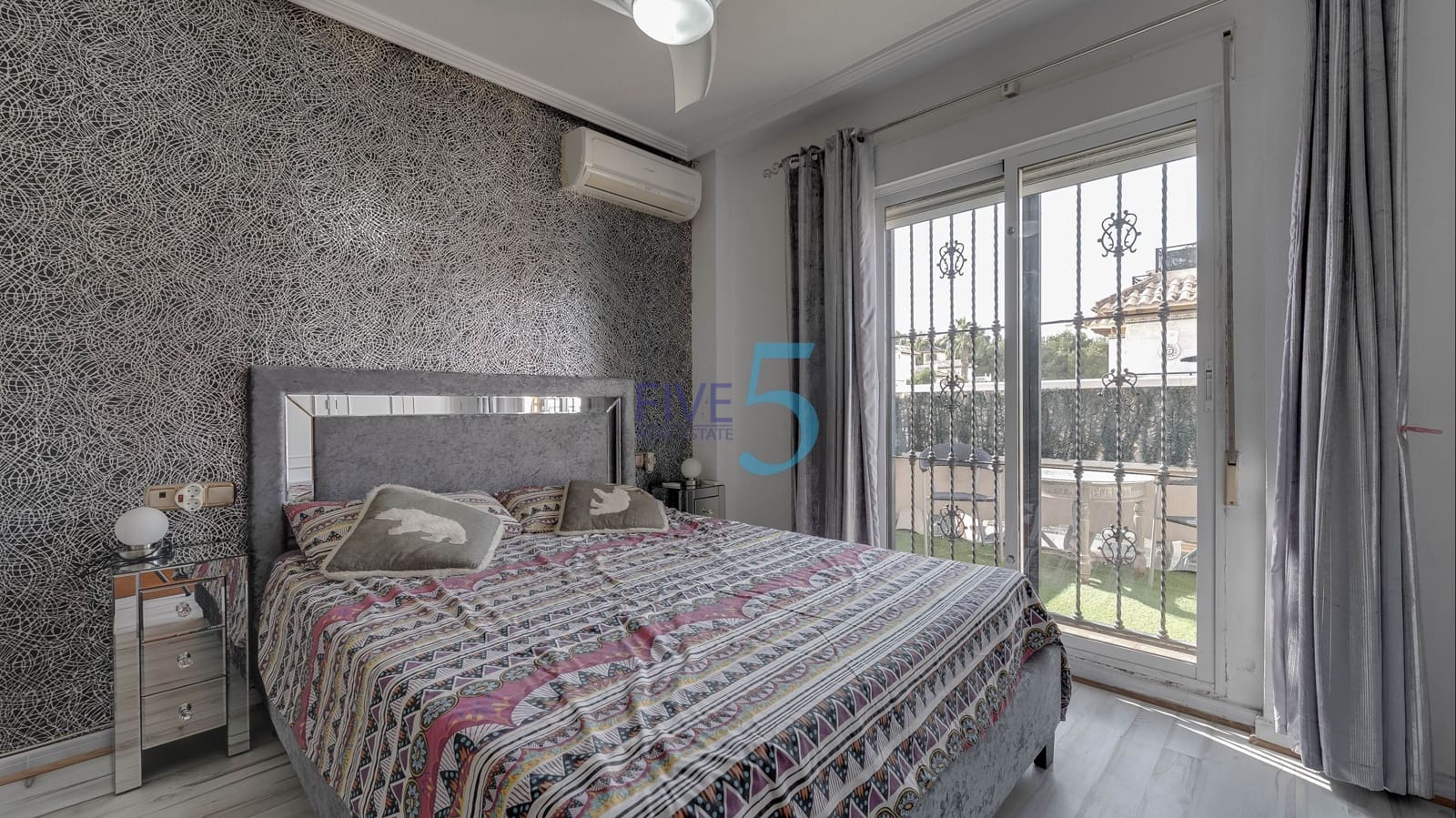 3 bedroom Townhouse for sale in Villamartin with pool garage - € 224,999 (Ref: 10079982)