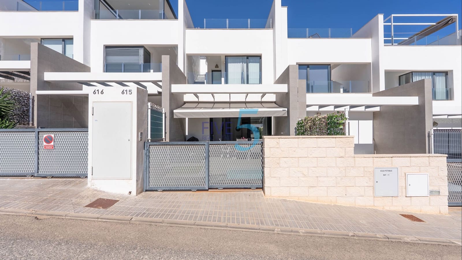 3 bedroom Townhouse for sale in Villamartin with pool - € 324,900 (Ref: 10099513)