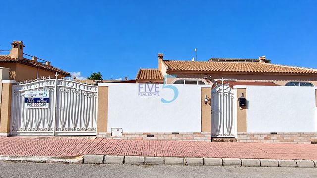2 Zimmer Villa zu verkaufen in Benijófar mit Pool Garage - 245.000 € (Ref: 10101372)