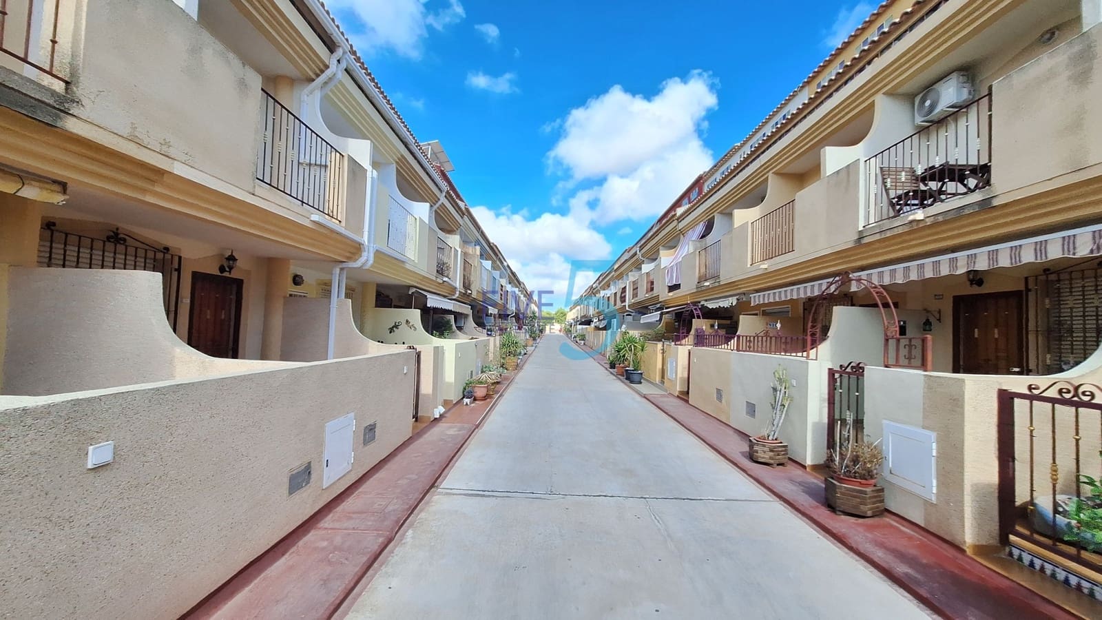 Casa de 3 habitaciones en Playa Flamenca en venta con piscina garaje - 200.000 € (Ref: 10109949)