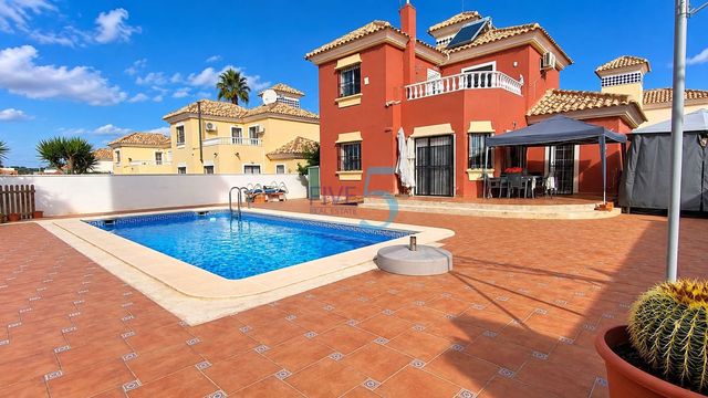 3 slaapkamer Villa te koop in Lo Crispin, Algorfa met zwembad garage - € 320.000 (Ref: 10114609)