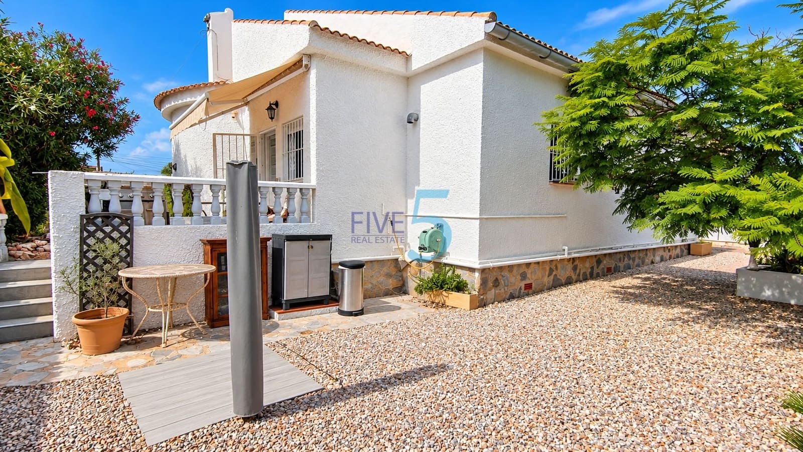 4 makuuhuone Huvila myytävänä paikassa Torrevieja mukana uima-altaan 
autotalli - 425 000 € (Ref: 10118603)