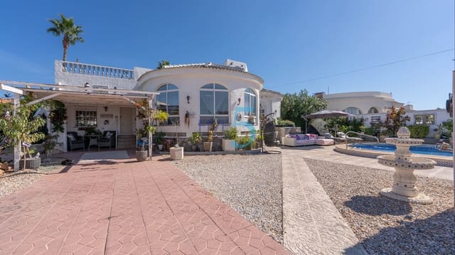 Chalet de 4 habitaciones en Torrevieja en venta con piscina garaje - 425.000 € (Ref: 10118603)