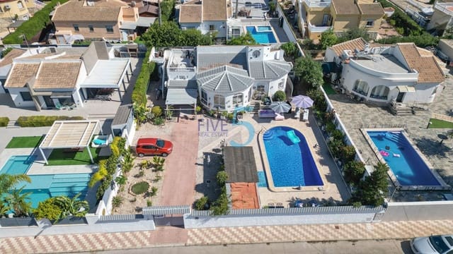 Chalet de 4 habitaciones en Torrevieja en venta con piscina garaje - 425.000 € (Ref: 10118603)