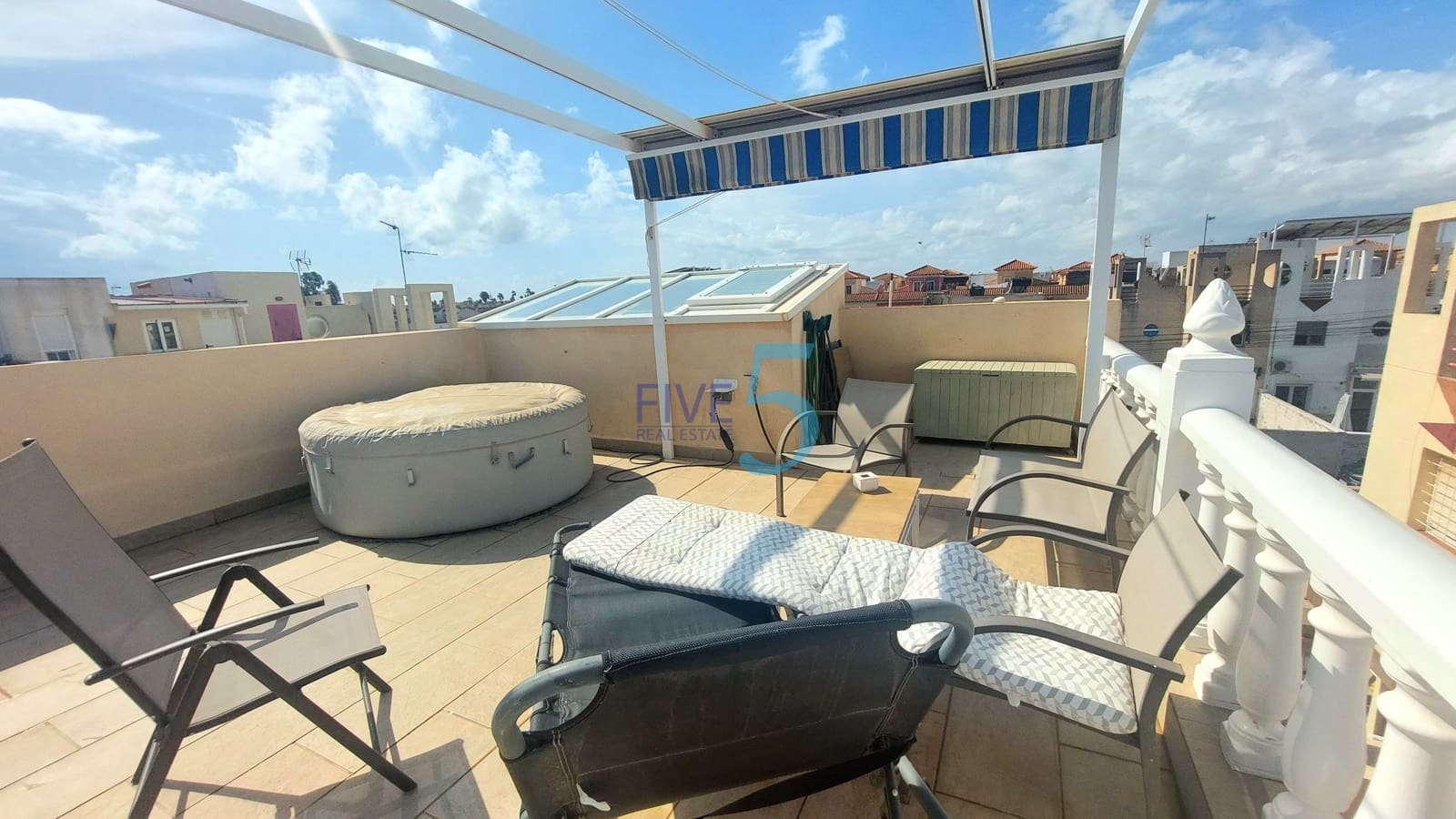 Pareado de 2 habitaciones en Torrevieja en venta con garaje - 178.000 € (Ref: 10135054)