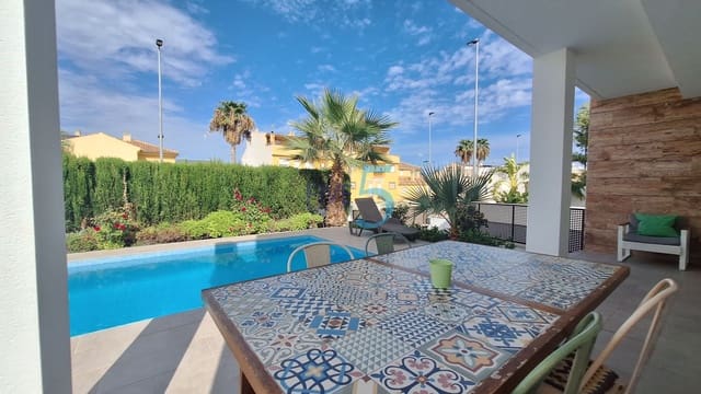 4 slaapkamer Villa te koop in San Pedro del Pinatar met zwembad garage - € 595.000 (Ref: 10135328)