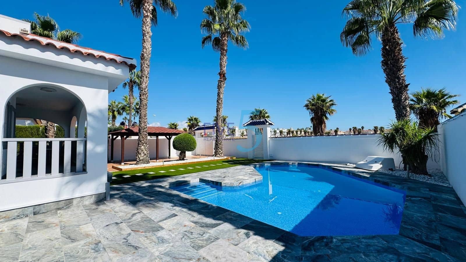 3 slaapkamer Villa te koop in Ciudad Quesada met zwembad garage - € 599.000 (Ref: 10141563)