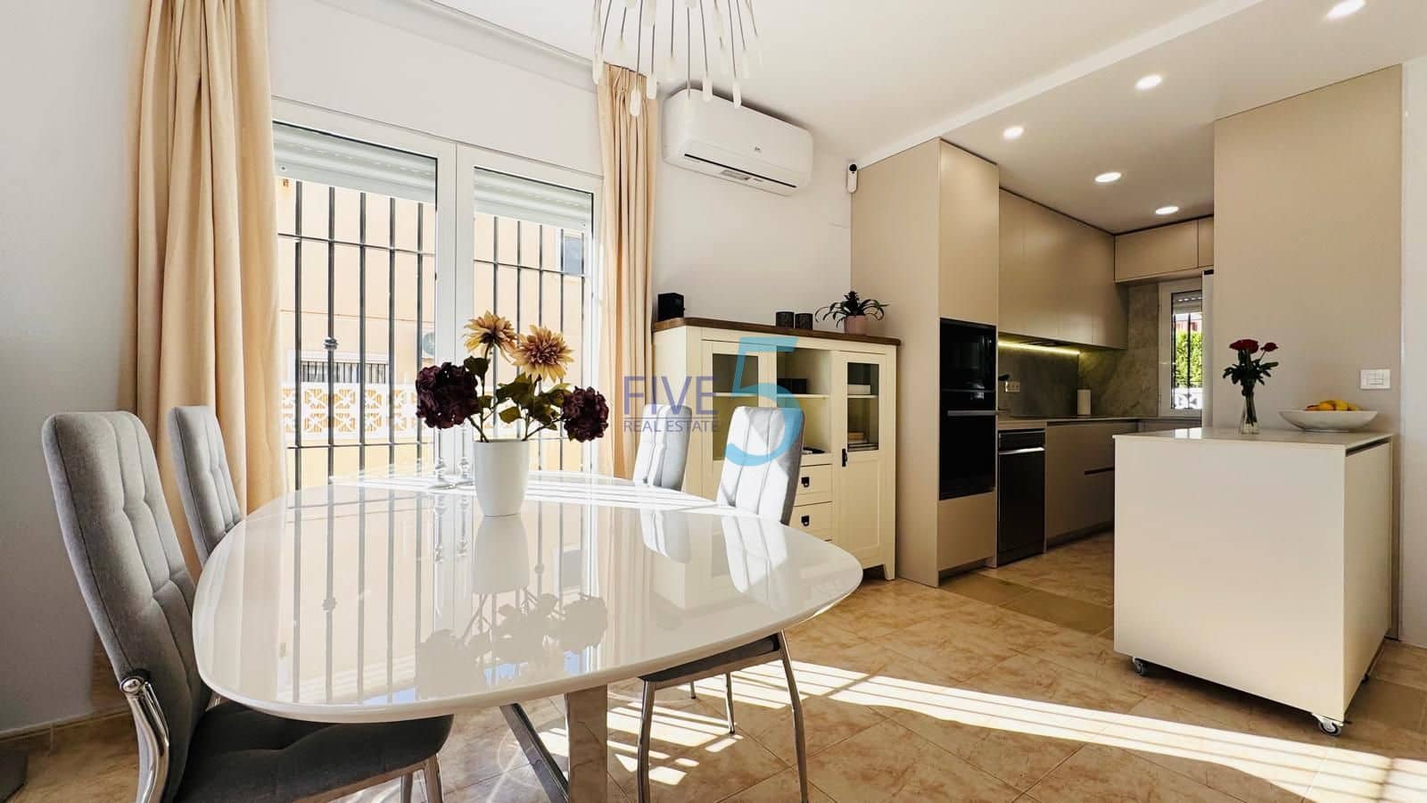 Chalet de 3 habitaciones en Dehesa de Campoamor en venta con piscina garaje - 360.000 € (Ref: 10149343)