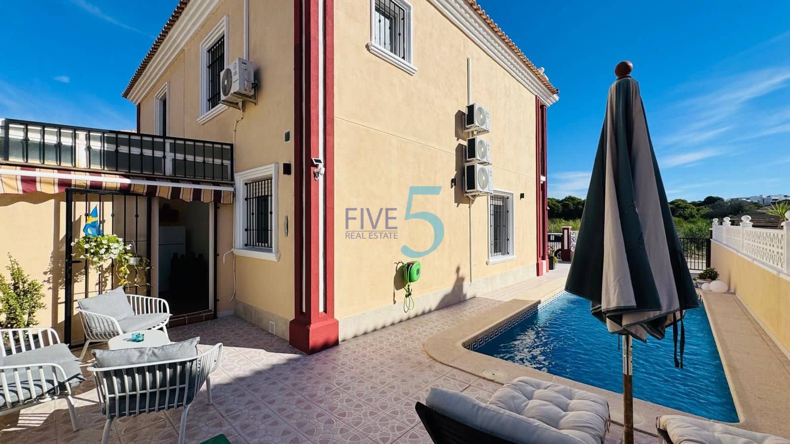 Chalet de 3 habitaciones en Dehesa de Campoamor en venta con piscina garaje - 360.000 € (Ref: 10149343)