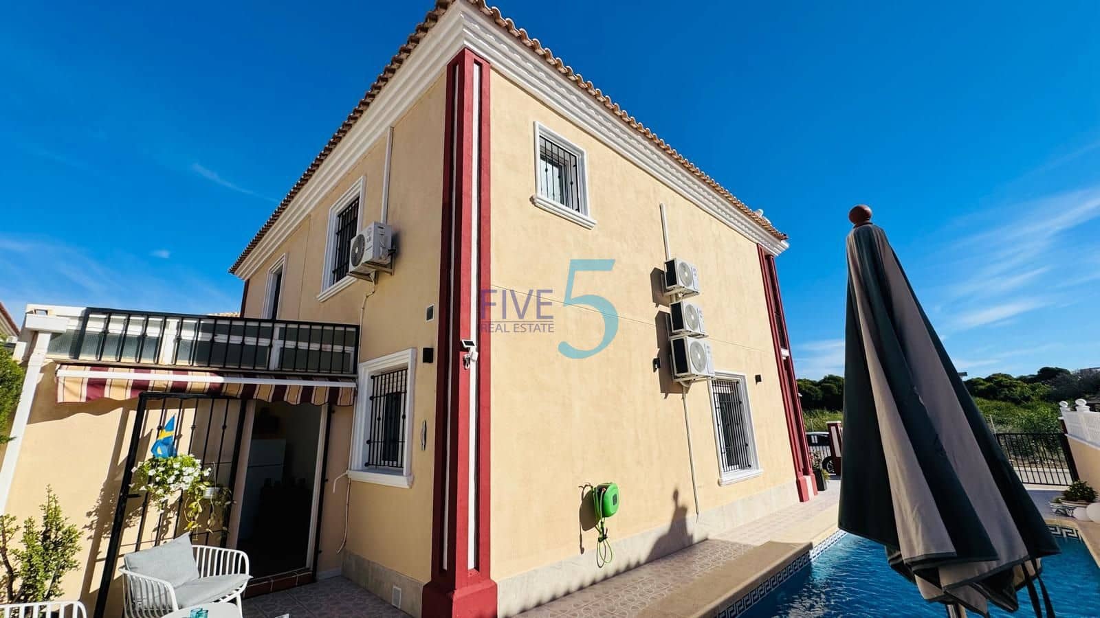 Chalet de 3 habitaciones en Dehesa de Campoamor en venta con piscina garaje - 360.000 € (Ref: 10149343)
