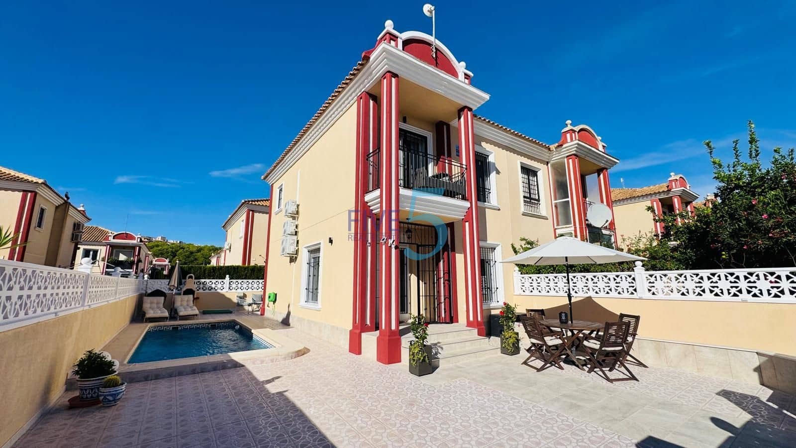 Chalet de 3 habitaciones en Dehesa de Campoamor en venta con piscina garaje - 360.000 € (Ref: 10149343)