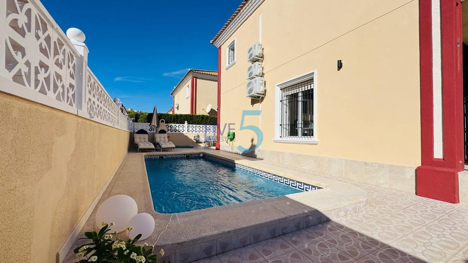 Chalet de 3 habitaciones en Dehesa de Campoamor en venta con piscina garaje - 360.000 € (Ref: 10149343)