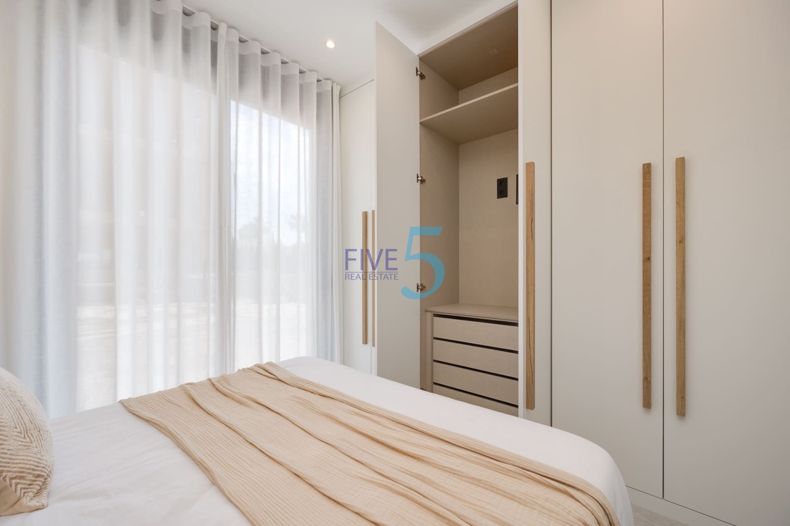 Ático de 2 habitaciones en Guardamar del Segura en venta con piscina garaje - 315.000 € (Ref: 10155623)