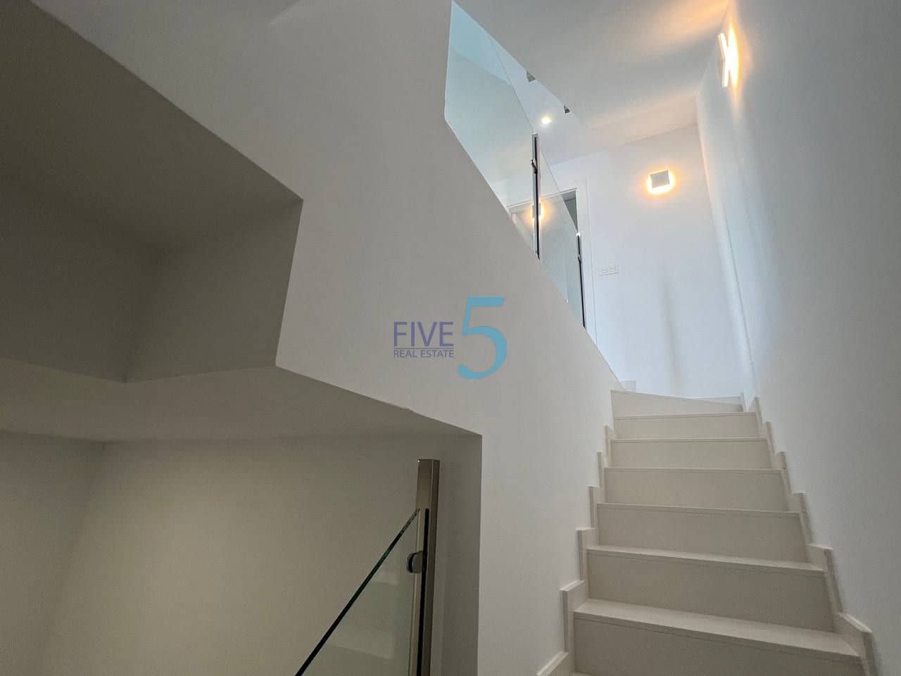 3 soverom Villa til salgs i Alicante by med svømmebasseng garasje - € 459 000 (Ref: 10155960)