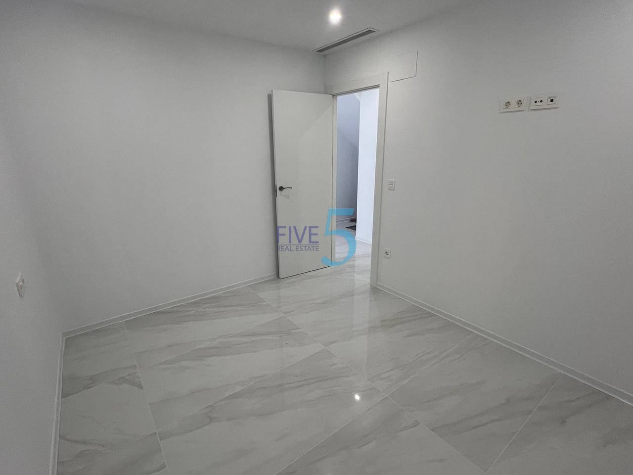 3 soverom Villa til salgs i Alicante by med svømmebasseng garasje - € 459 000 (Ref: 10155960)