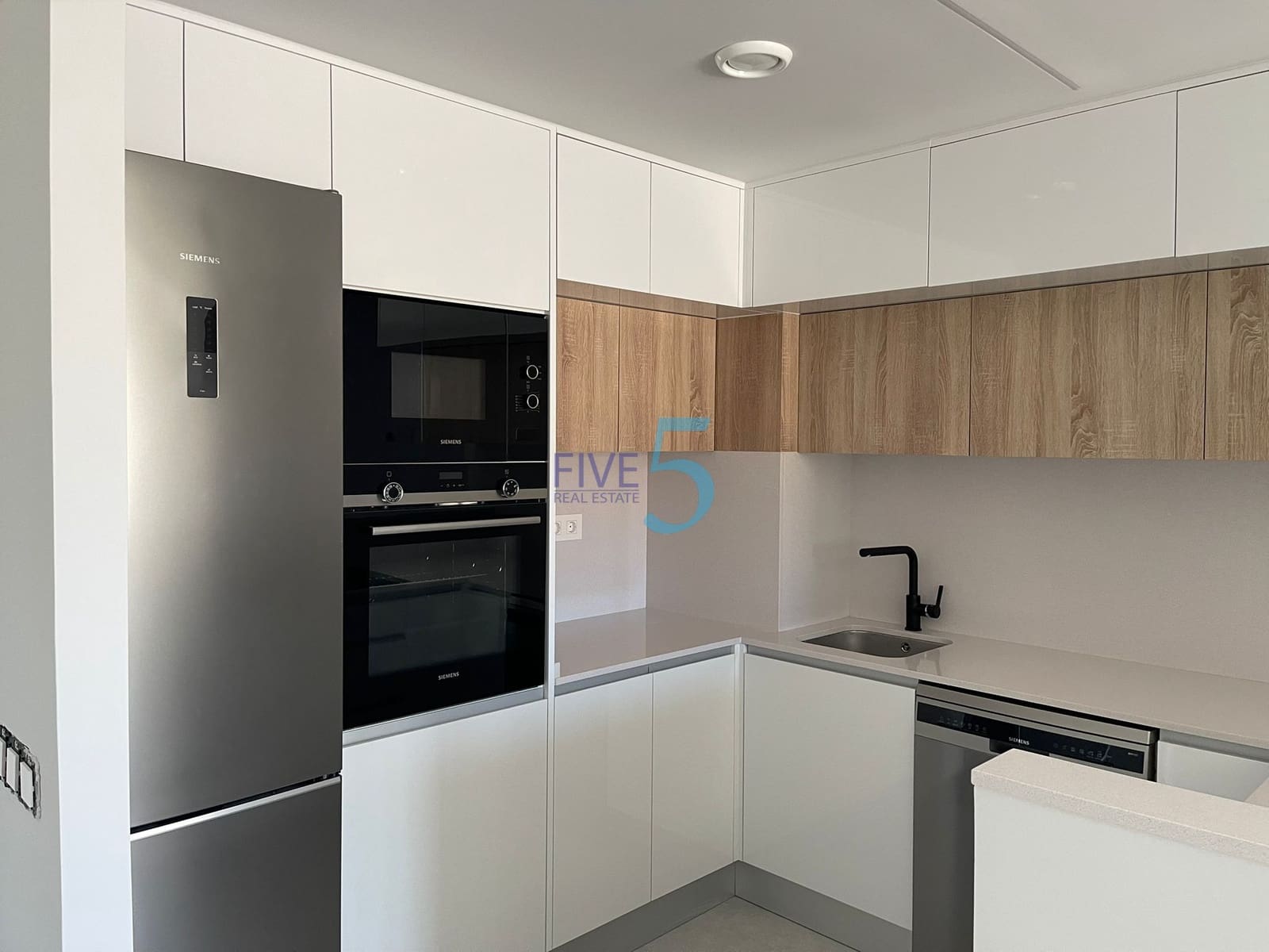 2 soveværelse Lejlighed til salg i Alicante by med swimmingpool garage - € 349.000 (Ref: 10155961)
