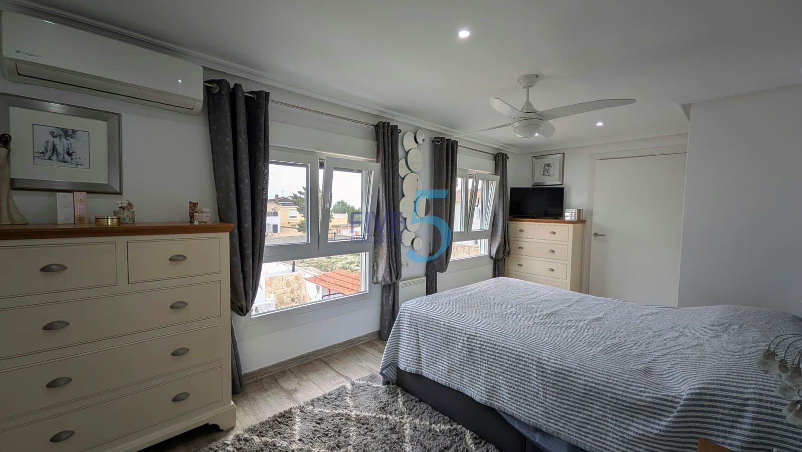 4 soveværelse Villa til salg i Orihuela Costa med swimmingpool garage - € 460.000 (Ref: 10163985)