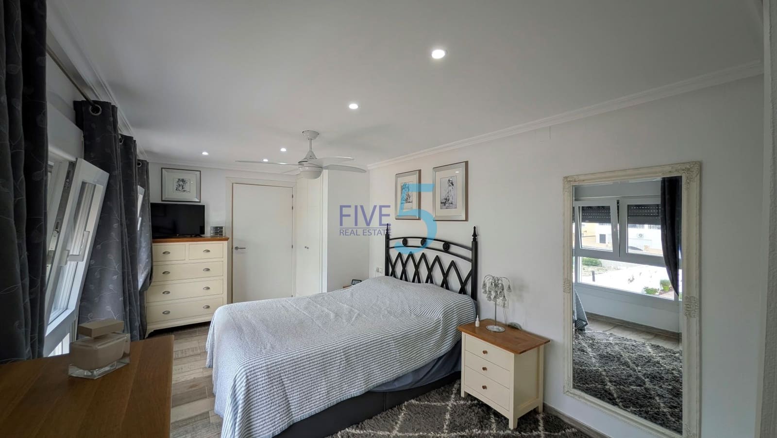 4 soveværelse Villa til salg i Orihuela Costa med swimmingpool garage - € 460.000 (Ref: 10163985)