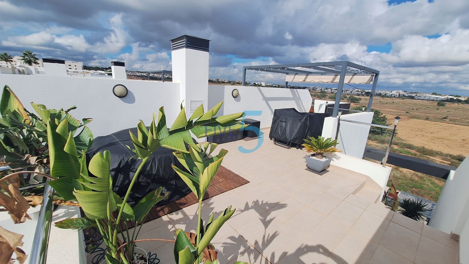 3 soveværelse Byhus til salg i Villamartin med swimmingpool garage - € 395.000 (Ref: 10165935)