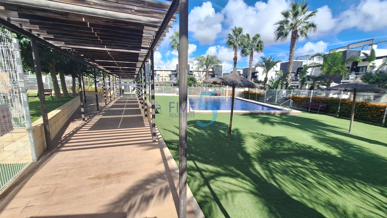 3 soveværelse Byhus til salg i Villamartin med swimmingpool garage - € 395.000 (Ref: 10165935)