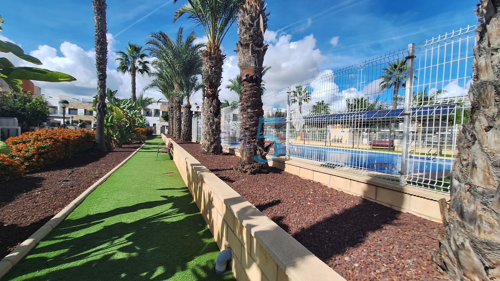 3 soveværelse Byhus til salg i Villamartin med swimmingpool garage - € 395.000 (Ref: 10165935)