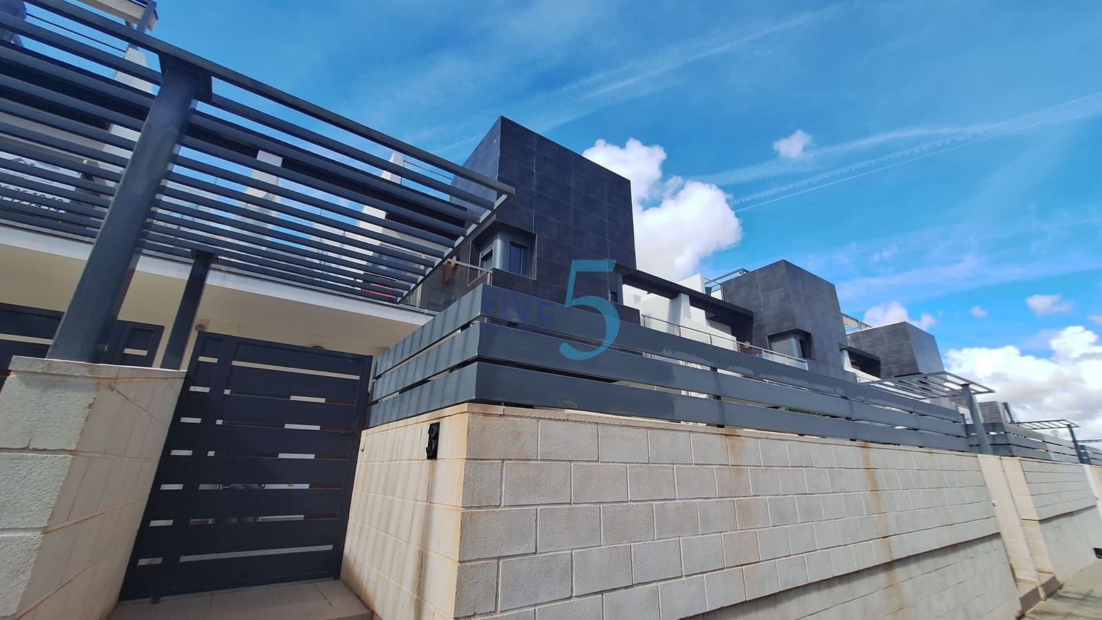 3 soveværelse Byhus til salg i Villamartin med swimmingpool garage - € 395.000 (Ref: 10165935)
