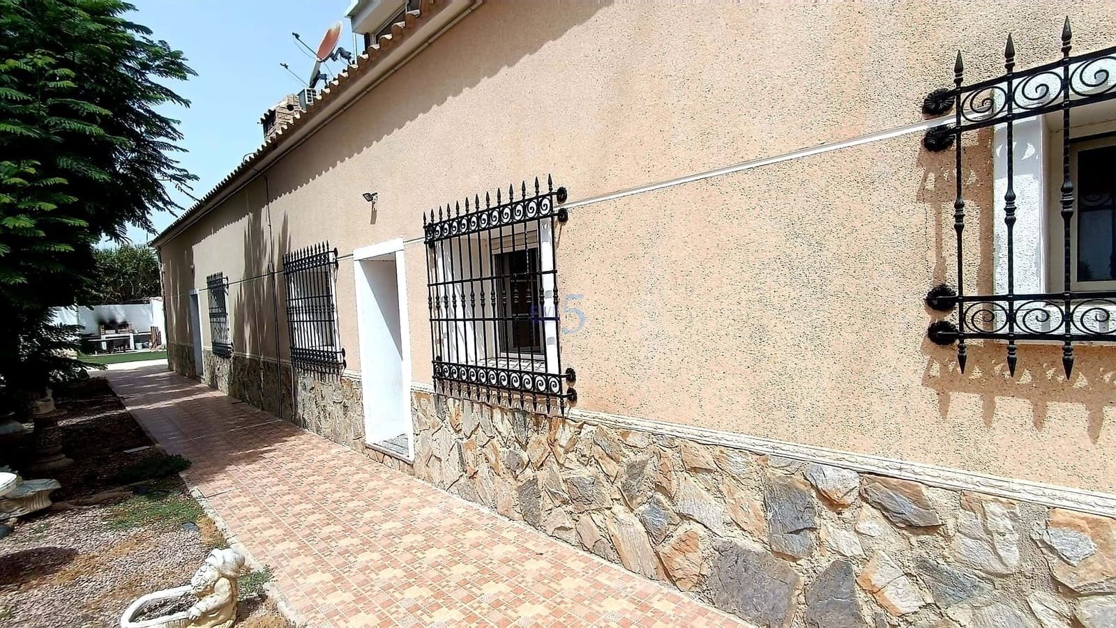 8 bedroom Villa for sale in Rojales with pool garage - € 400,000 (Ref: 7736951)