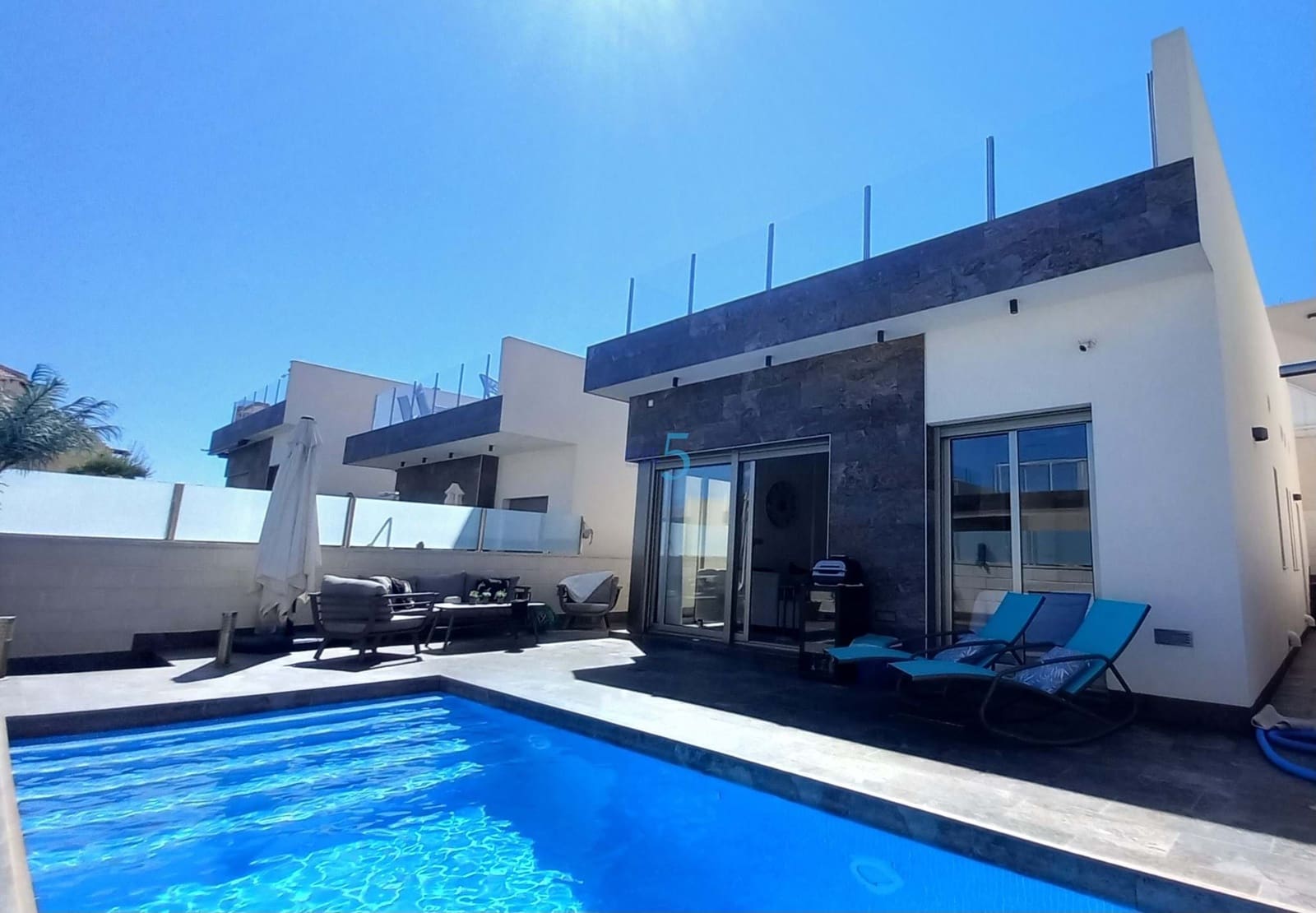 3 bedroom Villa for sale in Villamartin with pool - € 369,950 (Ref: 8475469)