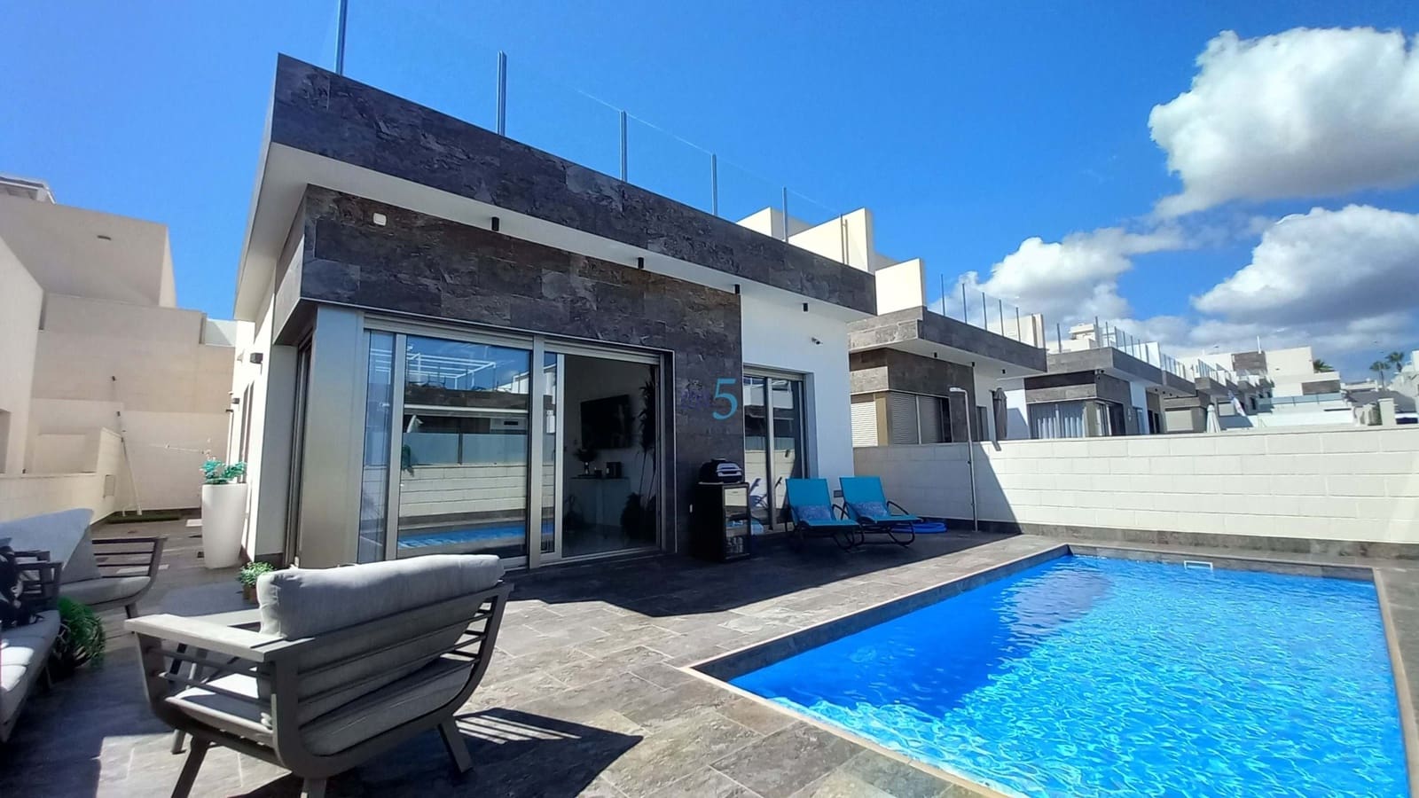 3 bedroom Villa for sale in Villamartin with pool - € 369,950 (Ref: 8475469)