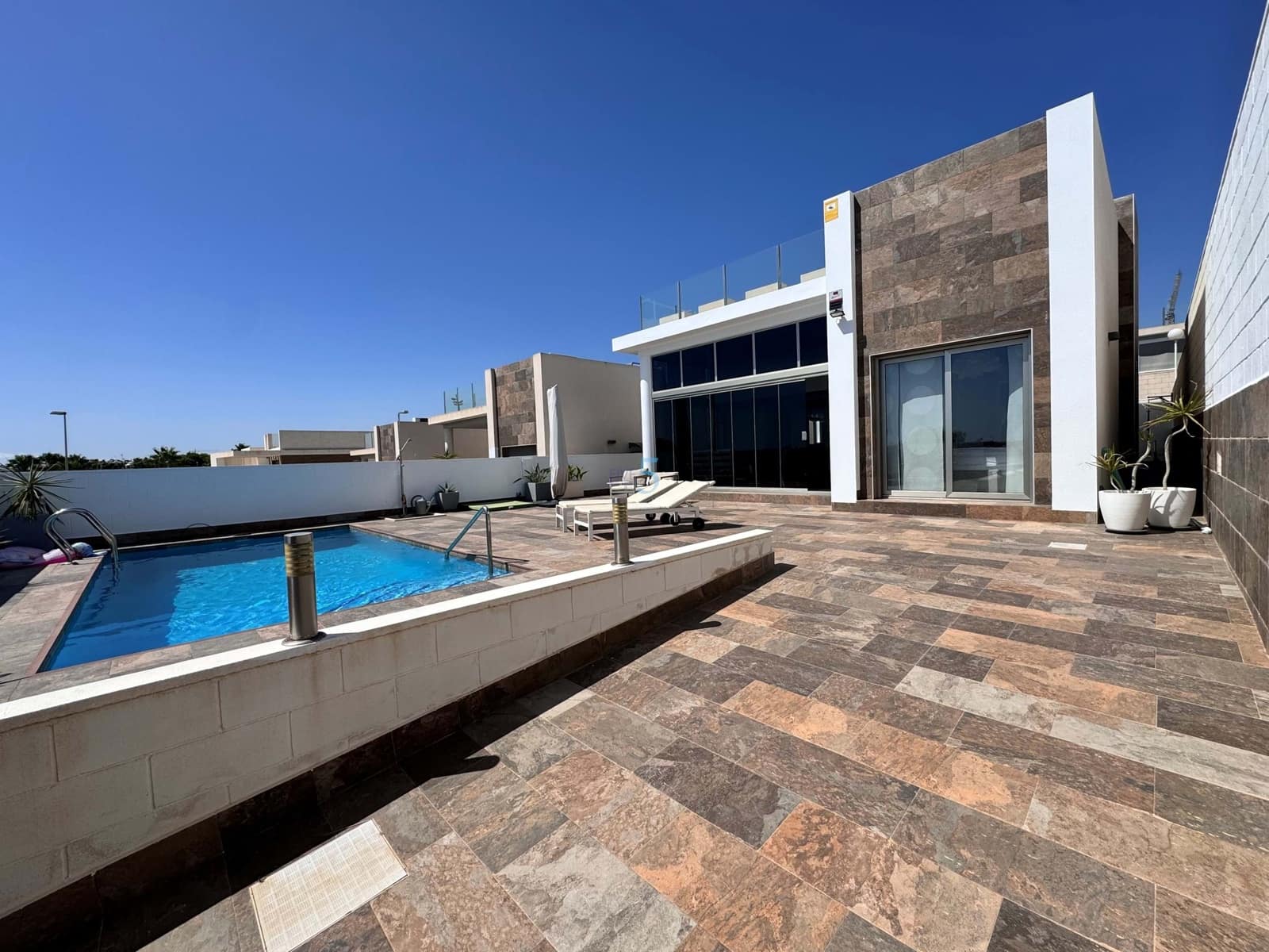 3 bedroom Villa for sale in Villamartin with pool - € 395,000 (Ref: 8515046)