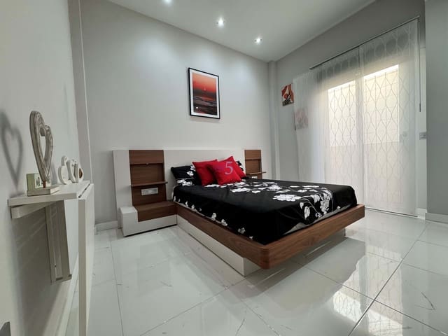 3 soveværelse Villa til salg i Villamartin, Orihuela med swimmingpool - € 395.000 (Ref: 8515046)