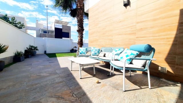 3 makuuhuone Huvila myytävänä paikassa Pilar de la Horadada mukana uima-altaan 
autotalli - 450 000 € (Ref: 8534463)