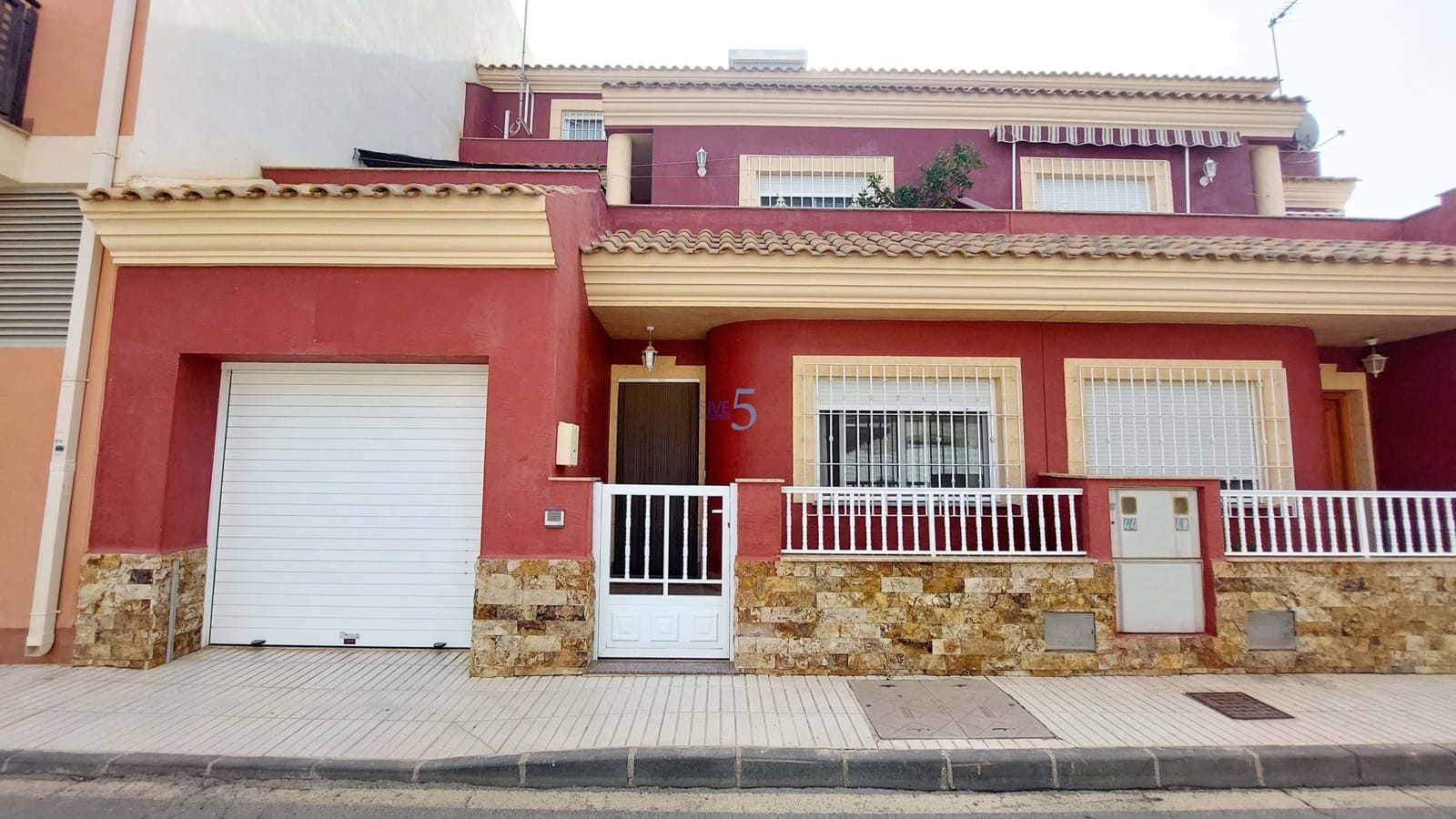 4 sypialnia Dom na sprzedaż w Los Alcazares z garażem - 272 000 € (Ref: 8553696)