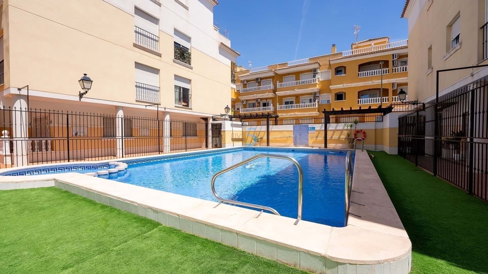 2 soverom Leilighet til salgs i Formentera del Segura med svømmebasseng garasje - € 125 000 (Ref: 8681732)