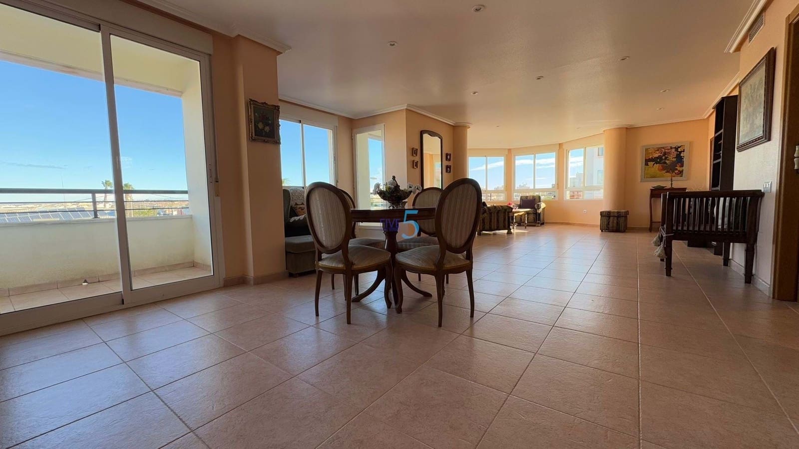 5 chambre Appartement à vendre à Torrevieja avec garage - 275 000 € (Ref: 8690417)