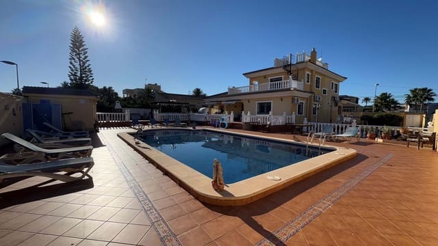 6 soveværelse Villa til salg i Torrevieja med swimmingpool - € 597.500 (Ref: 8730869)
