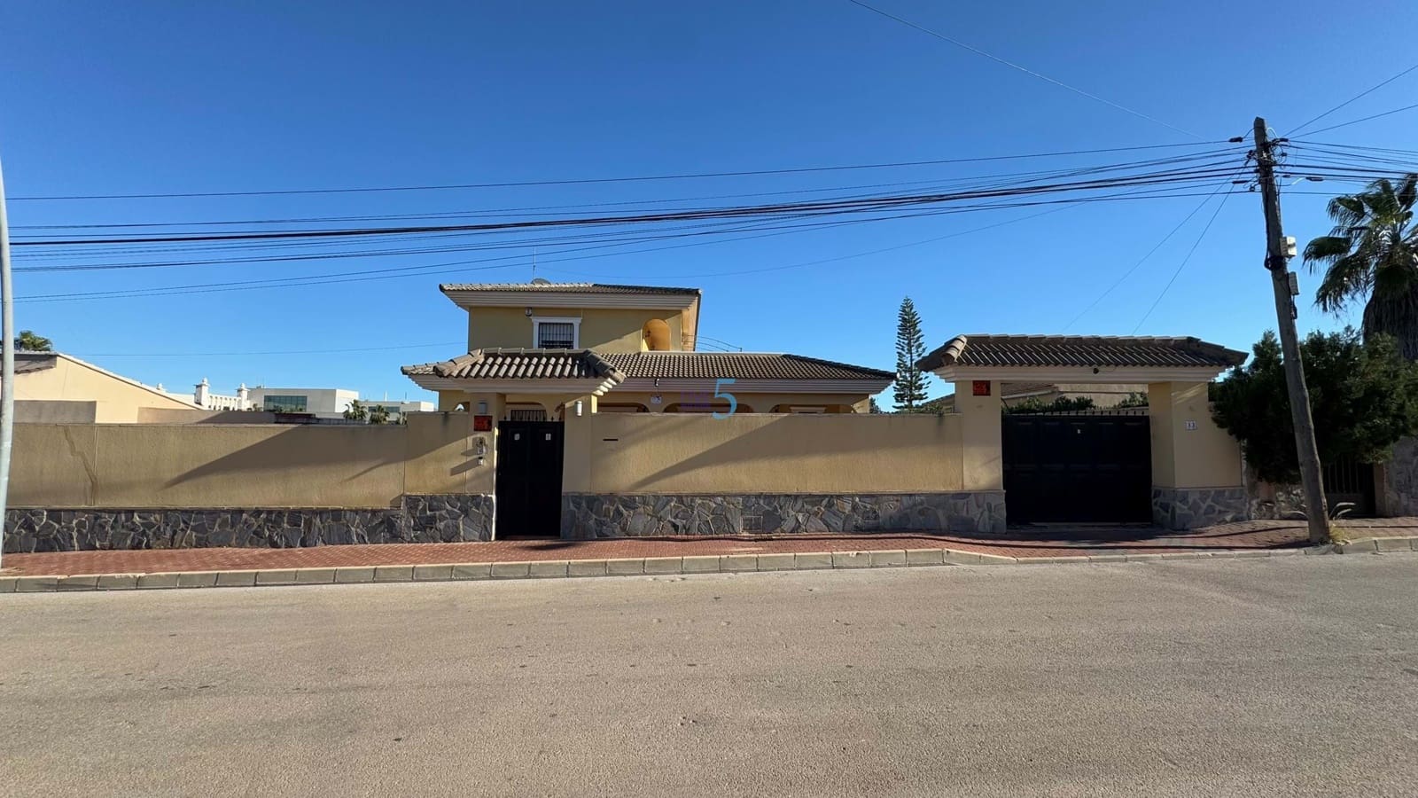 6 soveværelse Villa til salg i Torrevieja med swimmingpool - € 597.500 (Ref: 8730869)