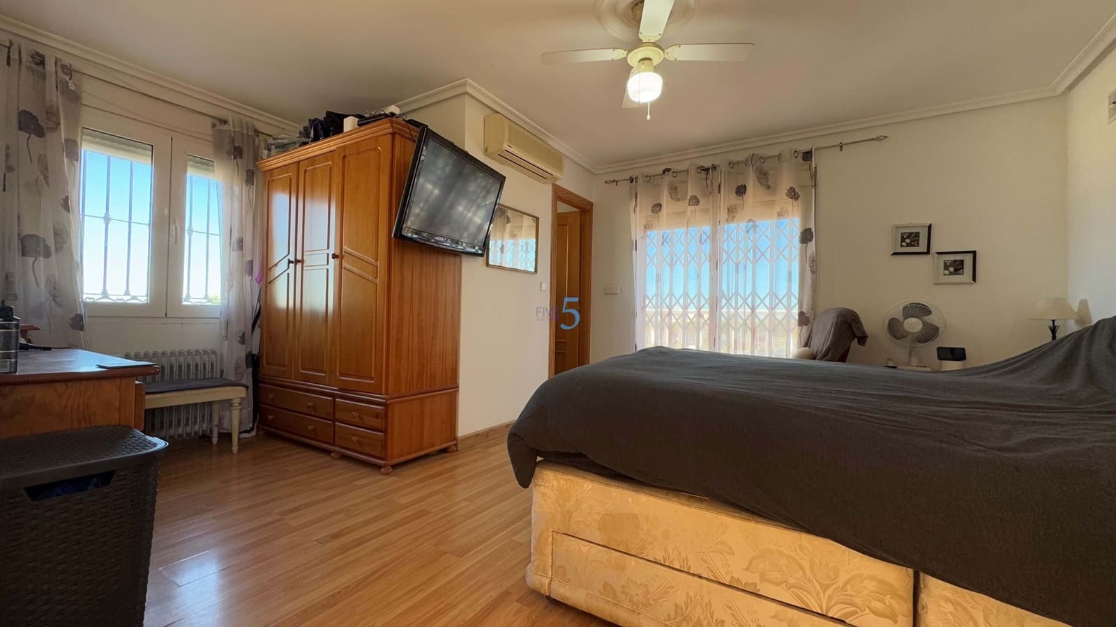 6 soveværelse Villa til salg i Torrevieja med swimmingpool - € 597.500 (Ref: 8730869)